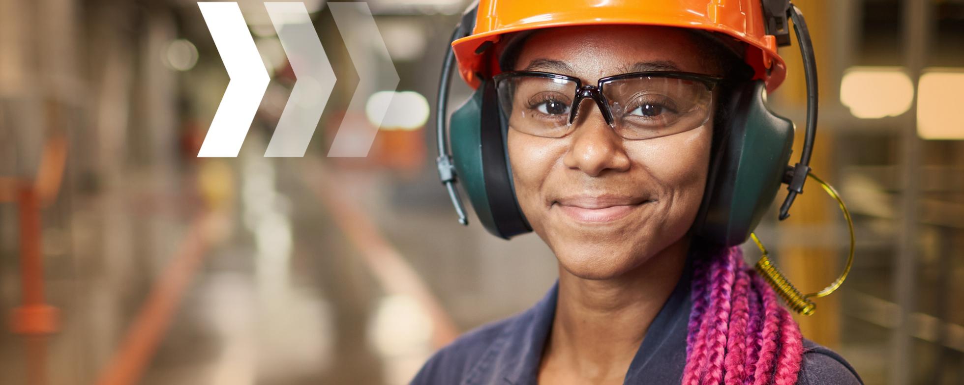 femme dans un milieu industriel regardant la caméra
